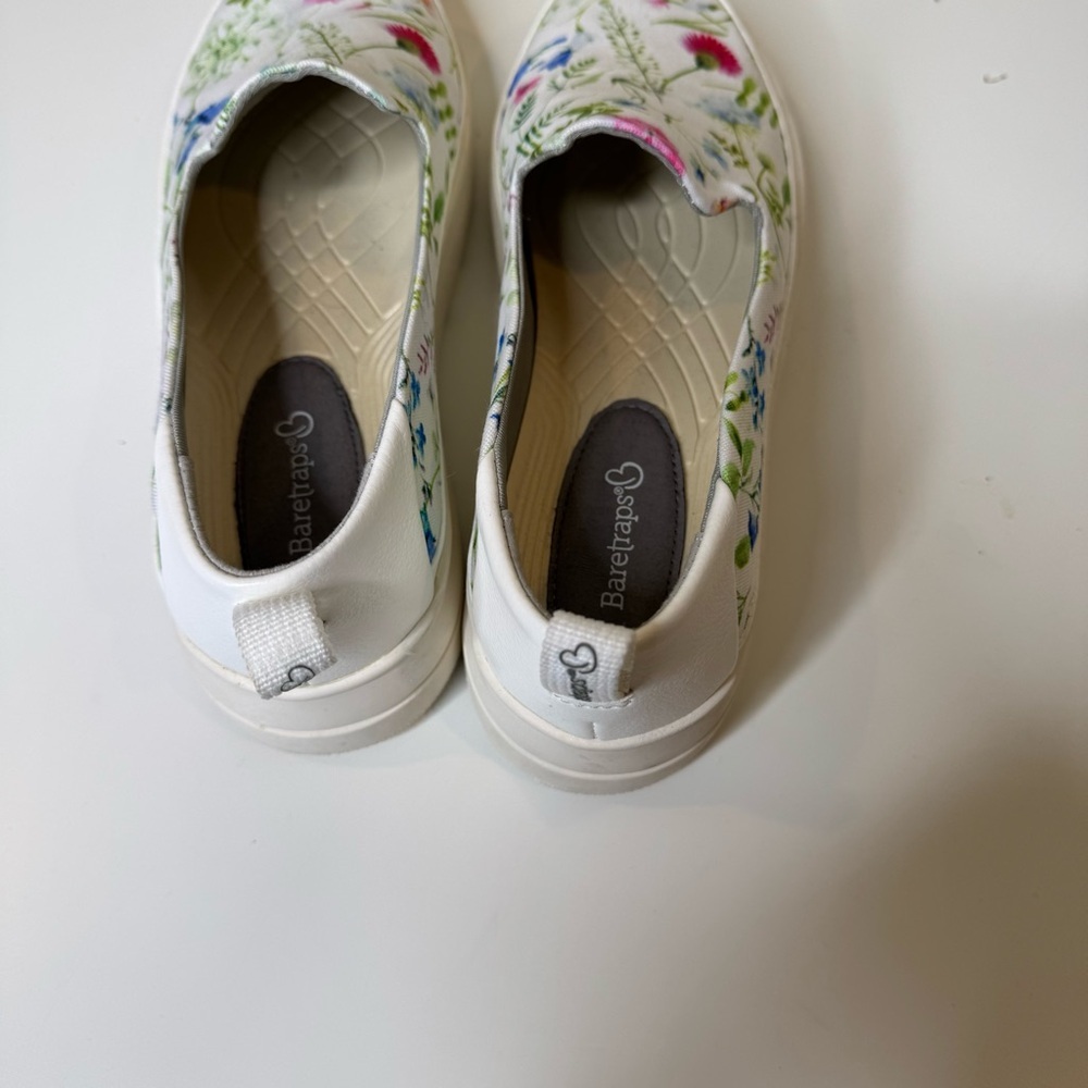 Baretraps Nevin Slip On Sneaker White Multi Flower Canvas size 8 - Picture 6 of 9